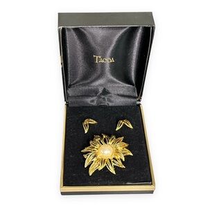 Beautiful Vintage Gold Tone Tacoa‎ Flower Brooch and Pierced Earring Set In Box
